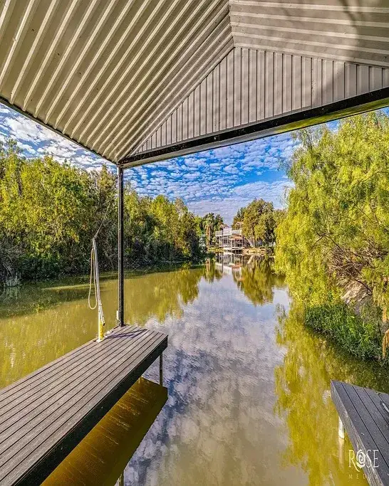 La darsena privata della casa sul lago