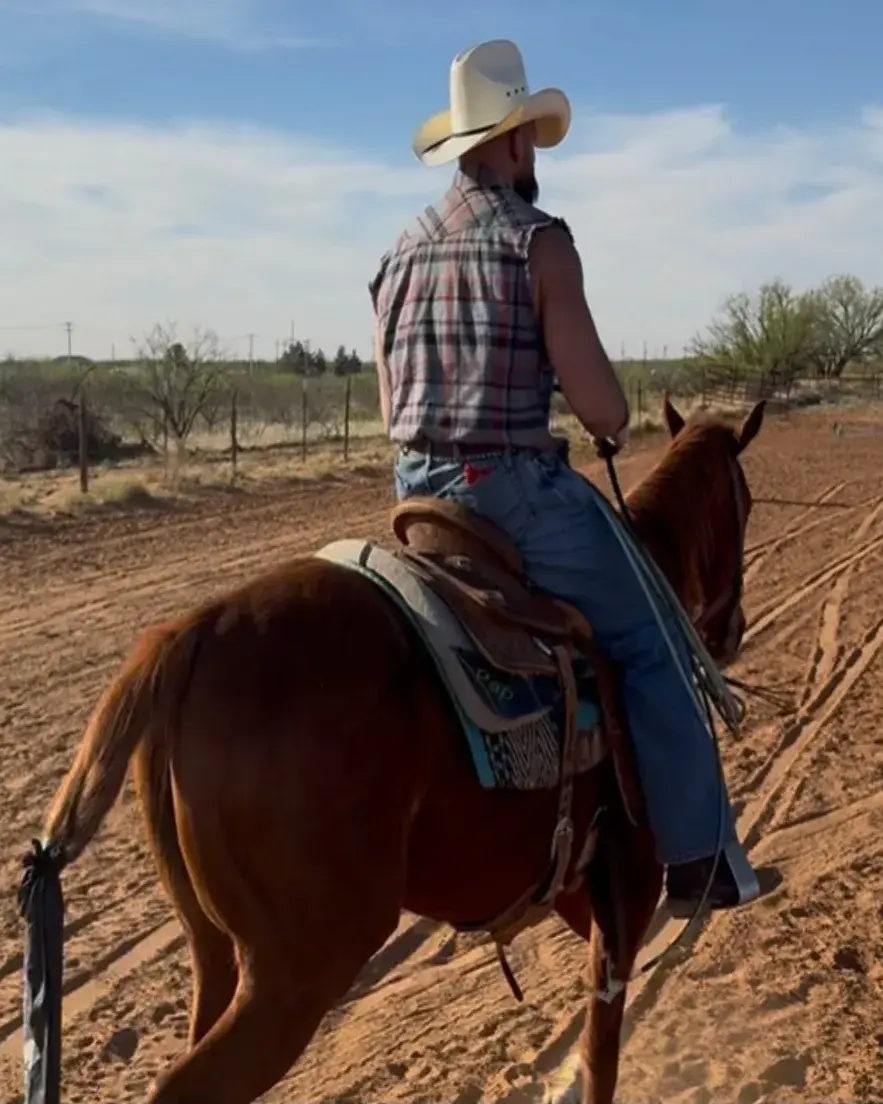 A cavallo al ranch, ripreso da dietro