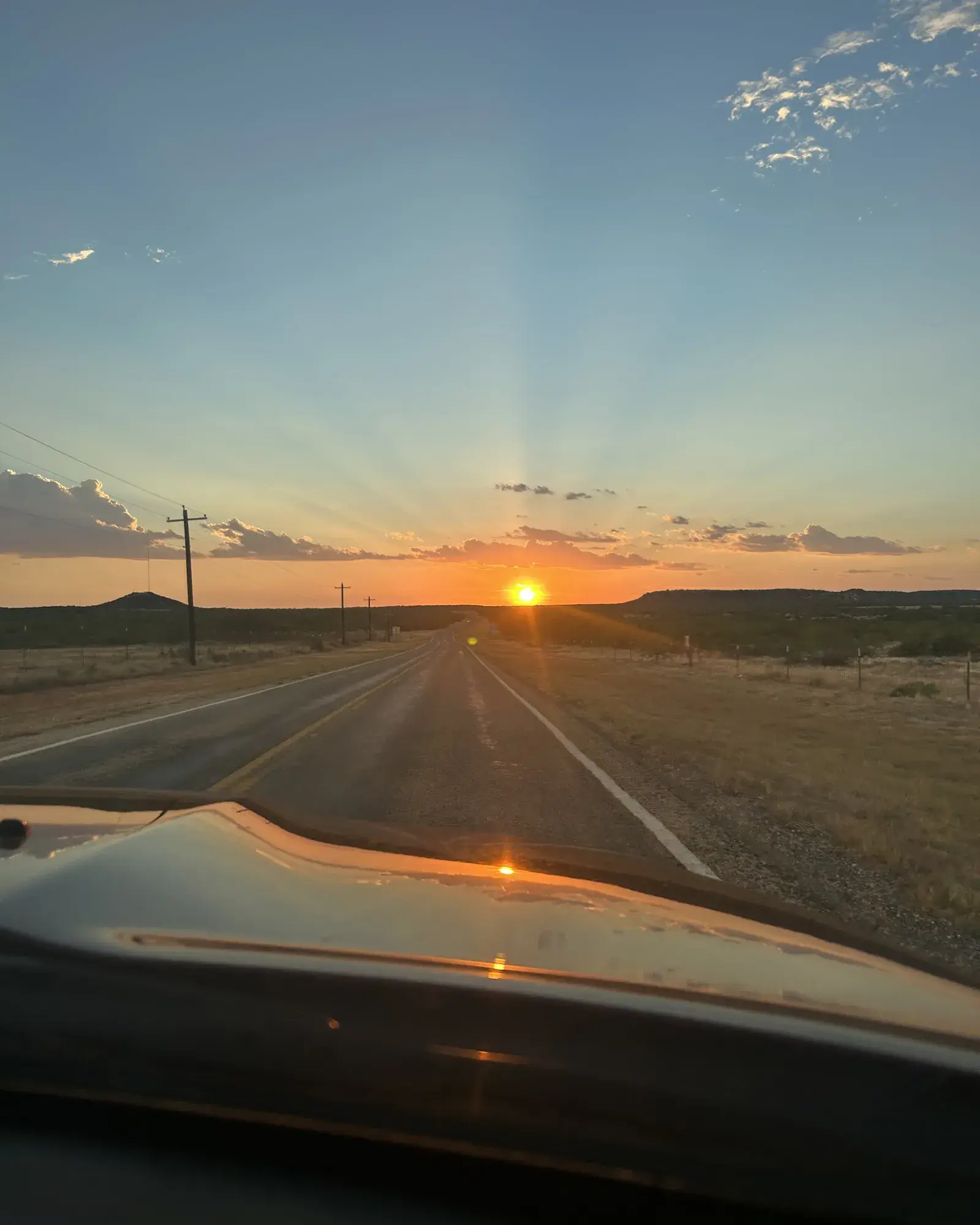 Una strada del West Texas al tramonto